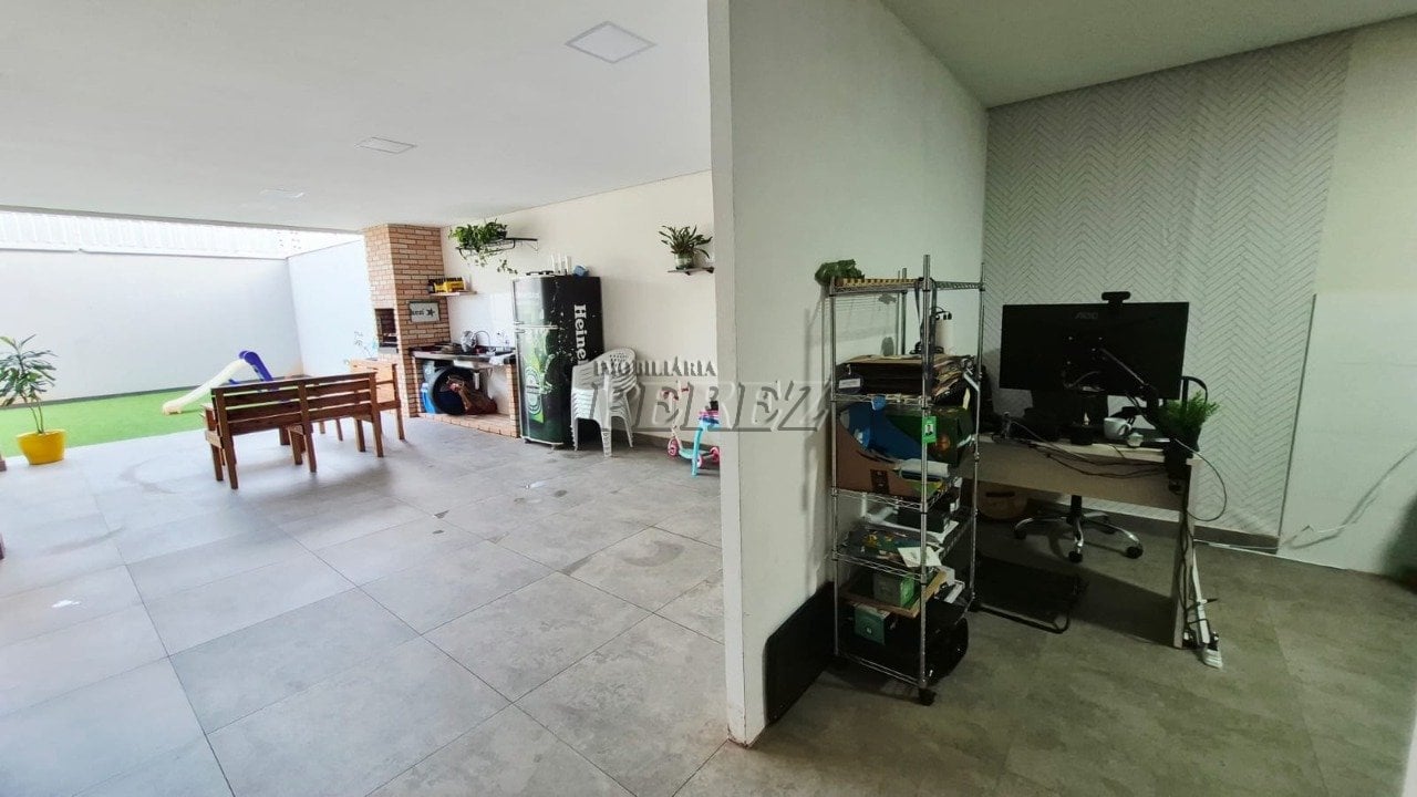 Casa à venda no Jardim Santa Mônica, região norte de Londrina
