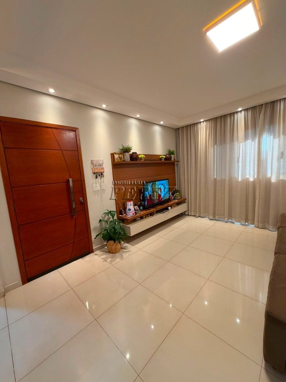 Casa à venda no Jardim Pérola, região leste de Londrina.