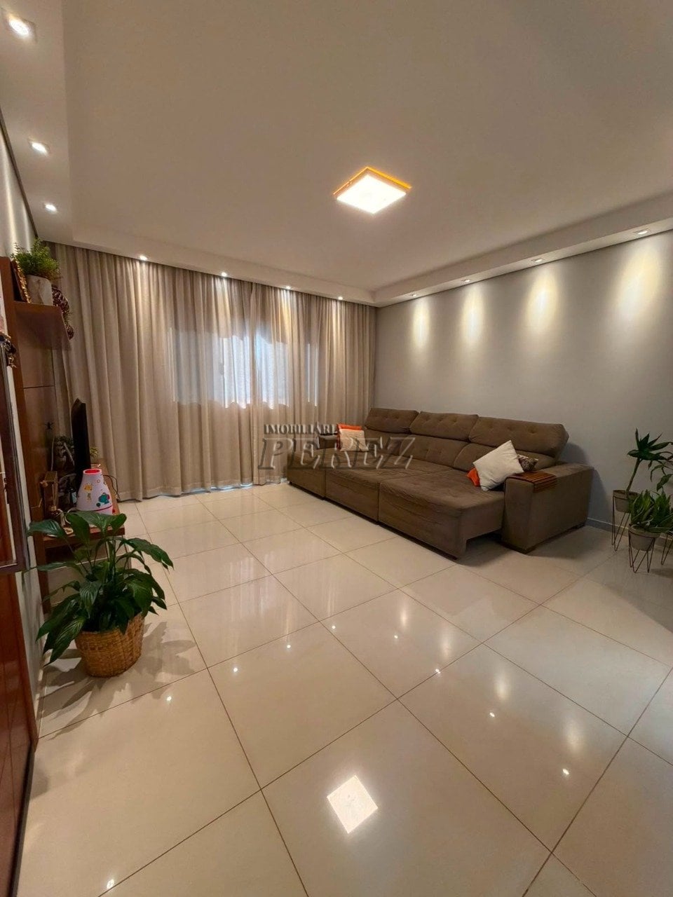 Casa à venda no Jardim Pérola, região leste de Londrina.
