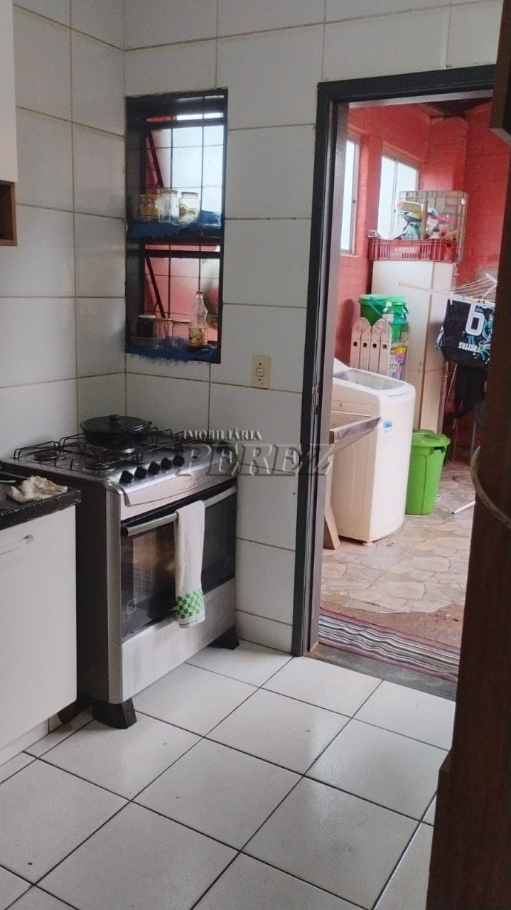 Casa à venda no Jardim Guararapes, região leste de Londrina