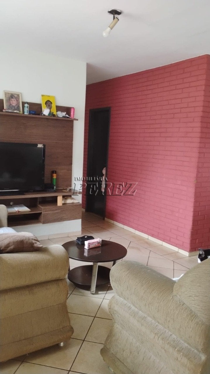 Casa à venda no Jardim Guararapes, região leste de Londrina