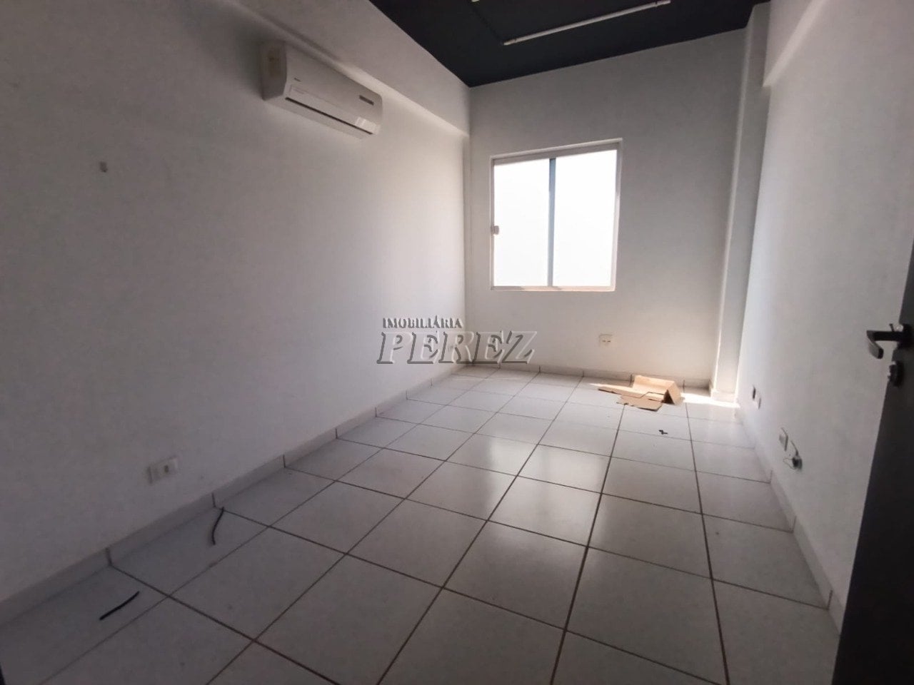 Sala comercial para alugar no calçadão de Londrina.