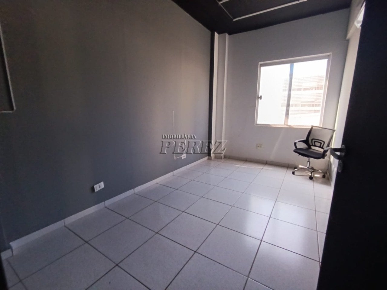 Sala comercial para alugar no calçadão de Londrina.