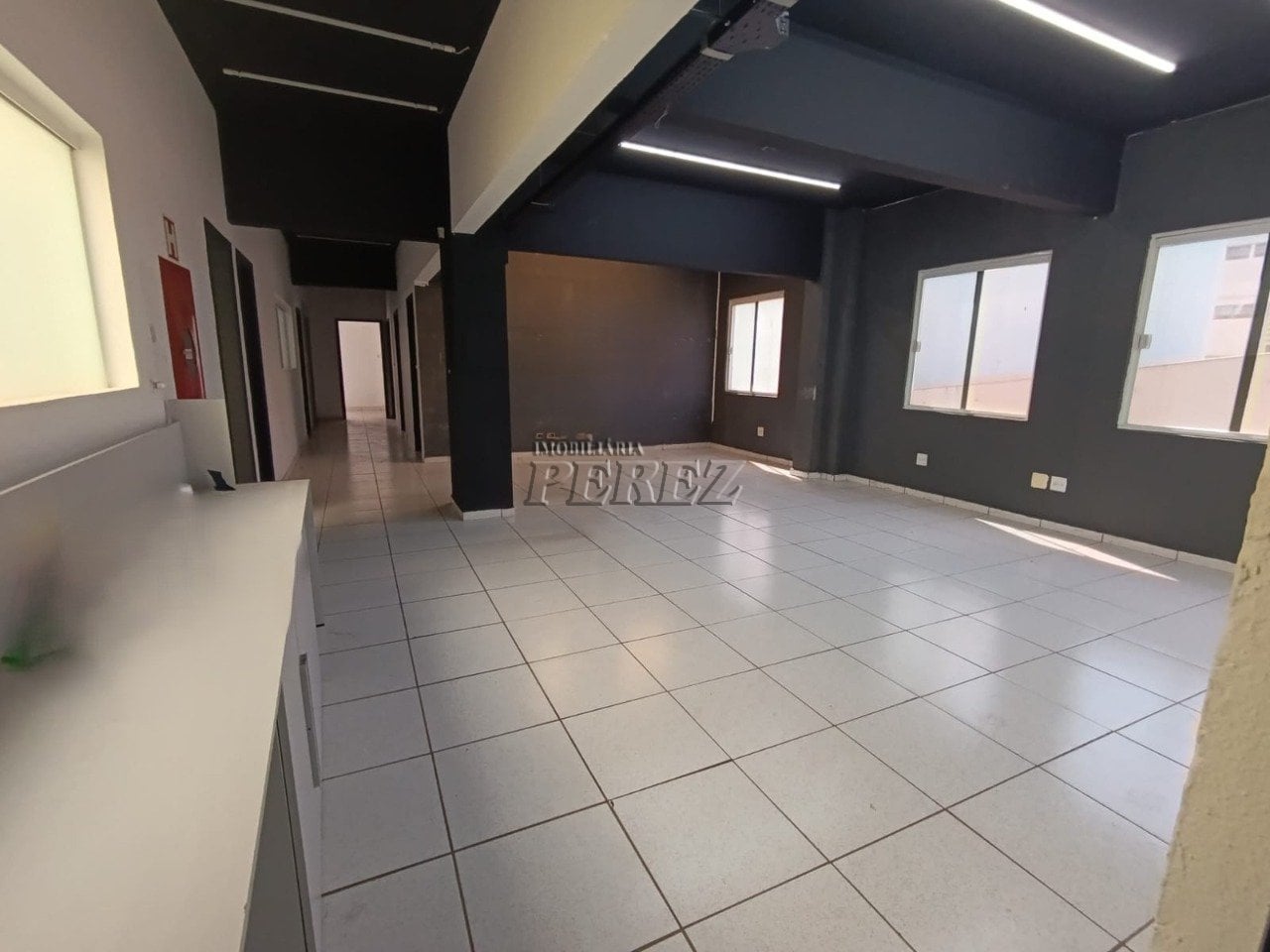 Sala comercial para alugar no calçadão de Londrina.