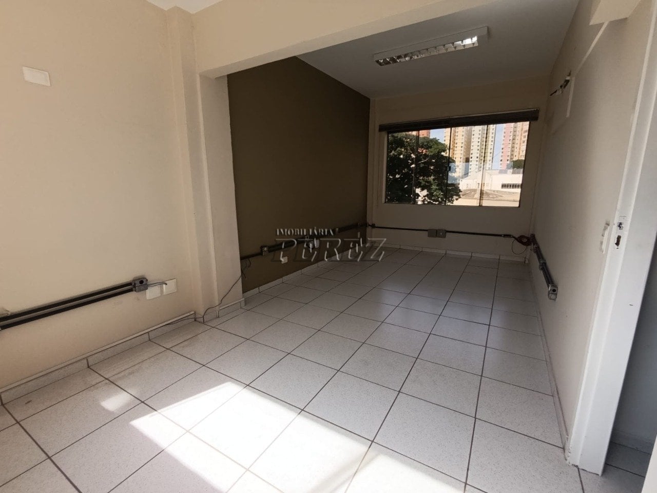 Sala comercial para alugar no calçadão de Londrina.