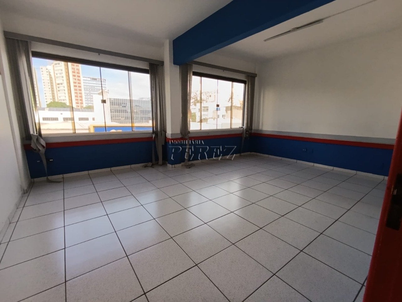 Sala comercial para alugar no calçadão de Londrina.