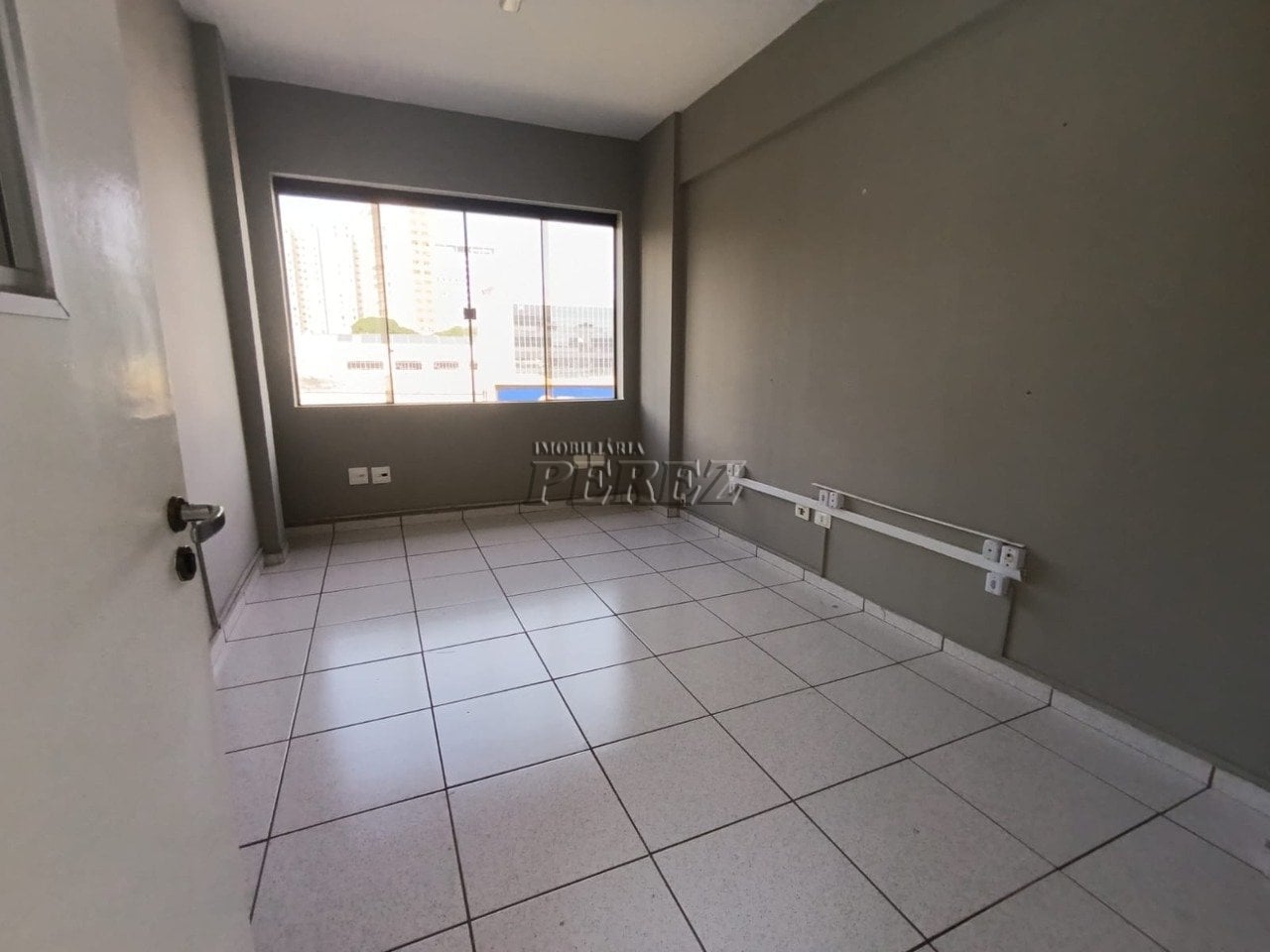 Sala comercial para alugar no calçadão de Londrina.