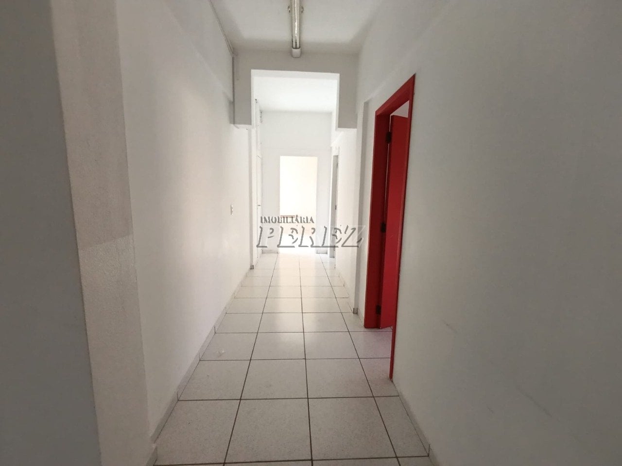 Sala comercial para alugar no calçadão de Londrina.