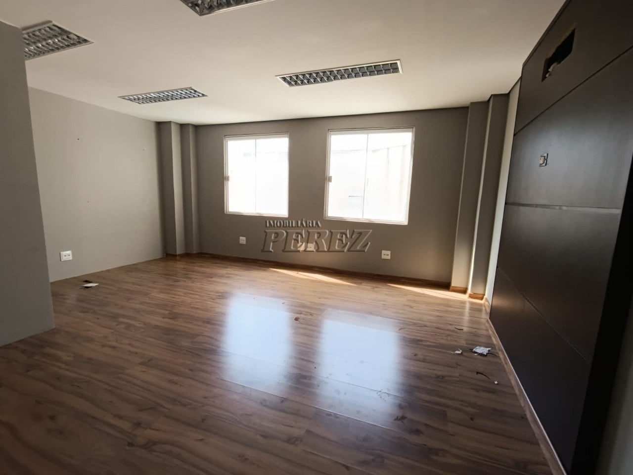 Sala comercial para alugar no calçadão de Londrina.