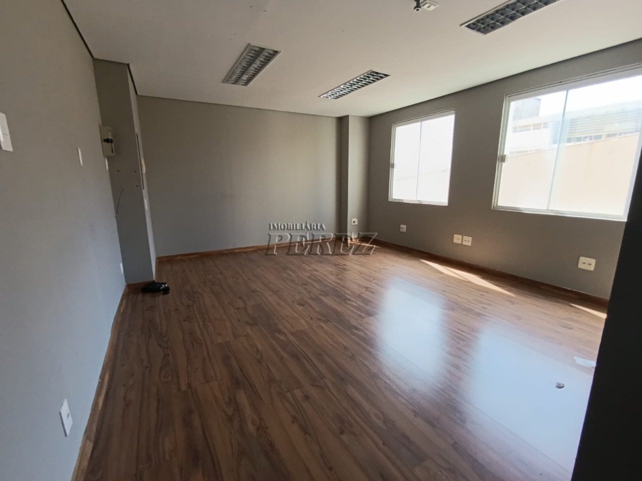 Sala comercial para alugar no calçadão de Londrina.