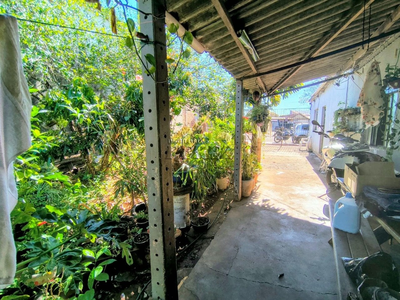 Casa e barracão à venda no Jardim Franciscato, região sul de Londrina