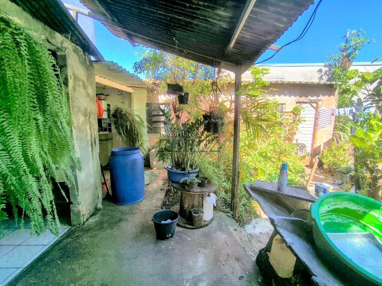 Casa e barracão à venda no Jardim Franciscato, região sul de Londrina