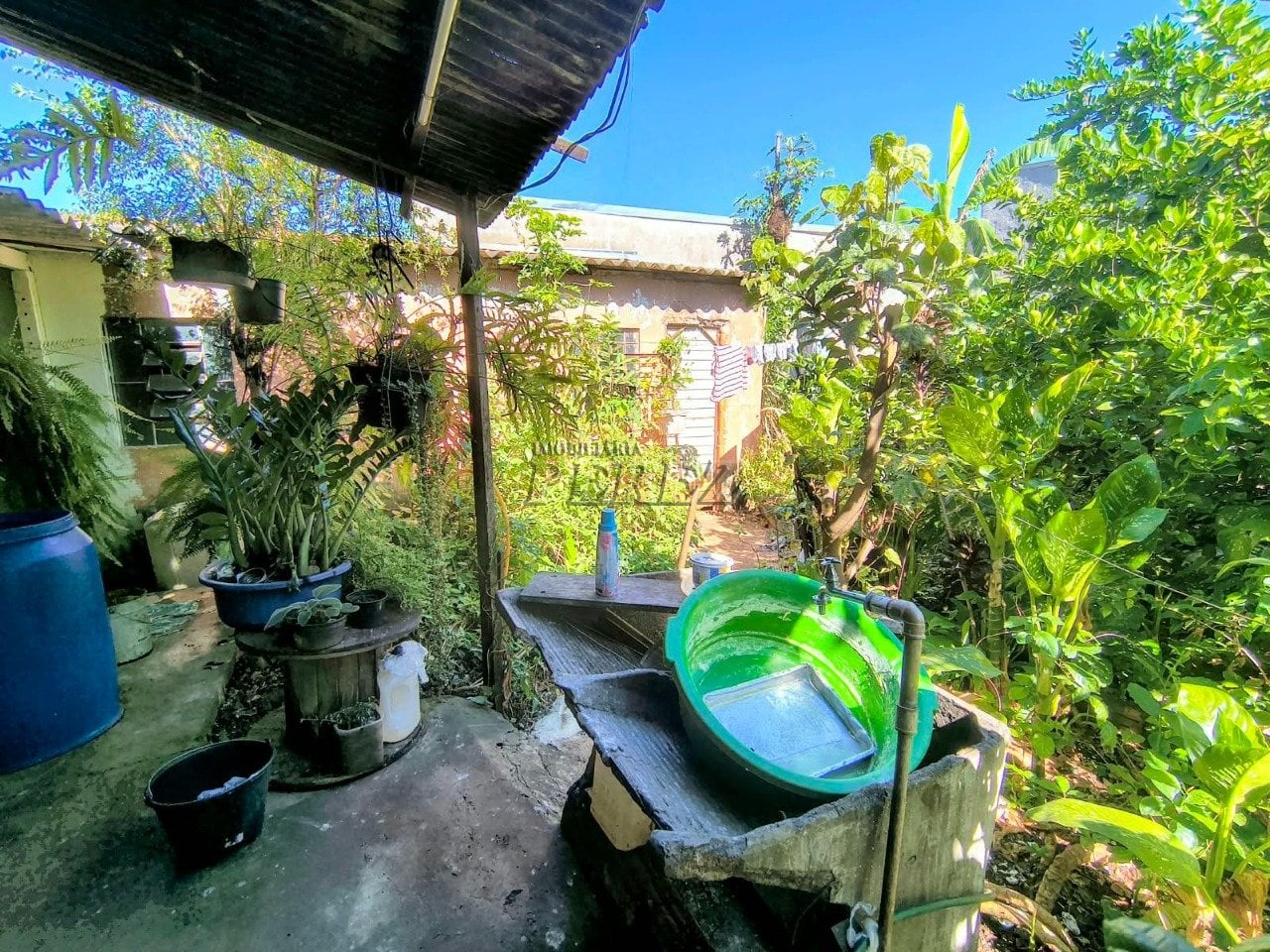 Casa e barracão à venda no Jardim Franciscato, região sul de Londrina