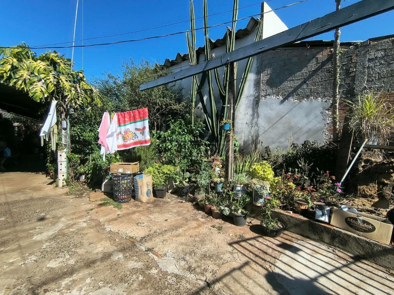 Casa e barracão à venda no Jardim Franciscato, região sul de Londrina