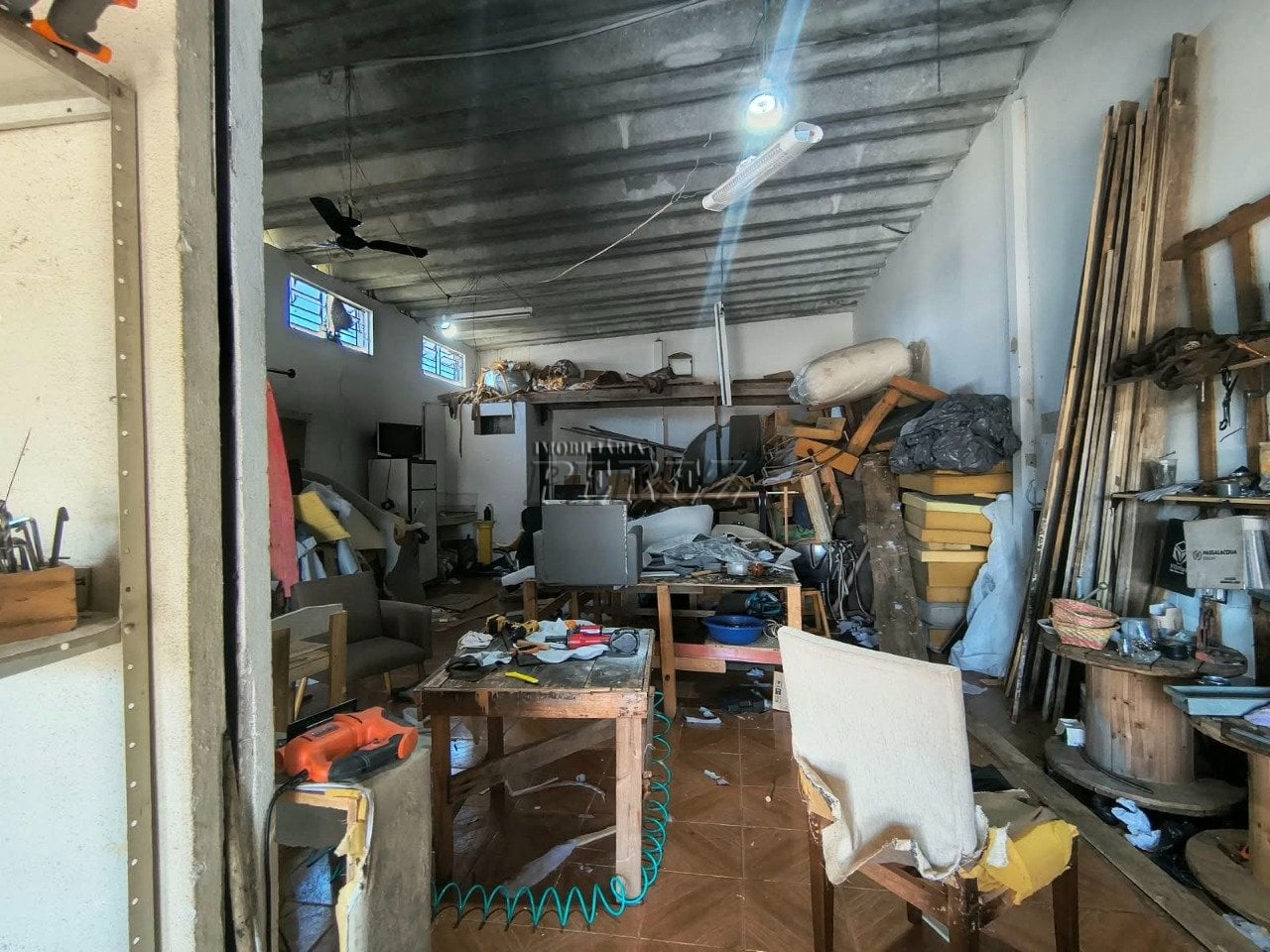 Casa e barracão à venda no Jardim Franciscato, região sul de Londrina