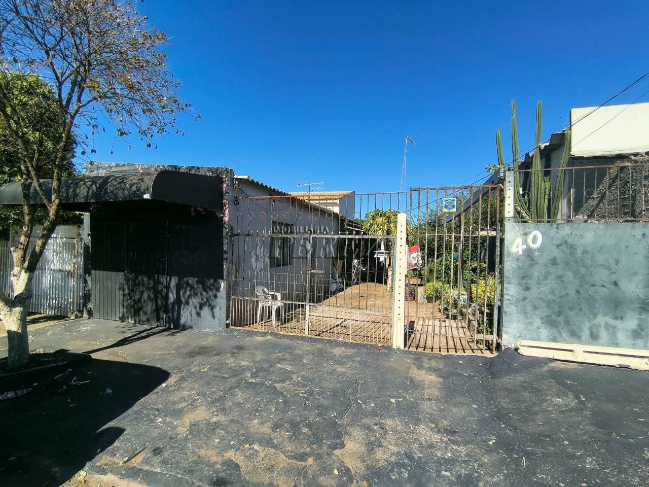 Casa e barracão à venda no Jardim Franciscato, região sul de Londrina