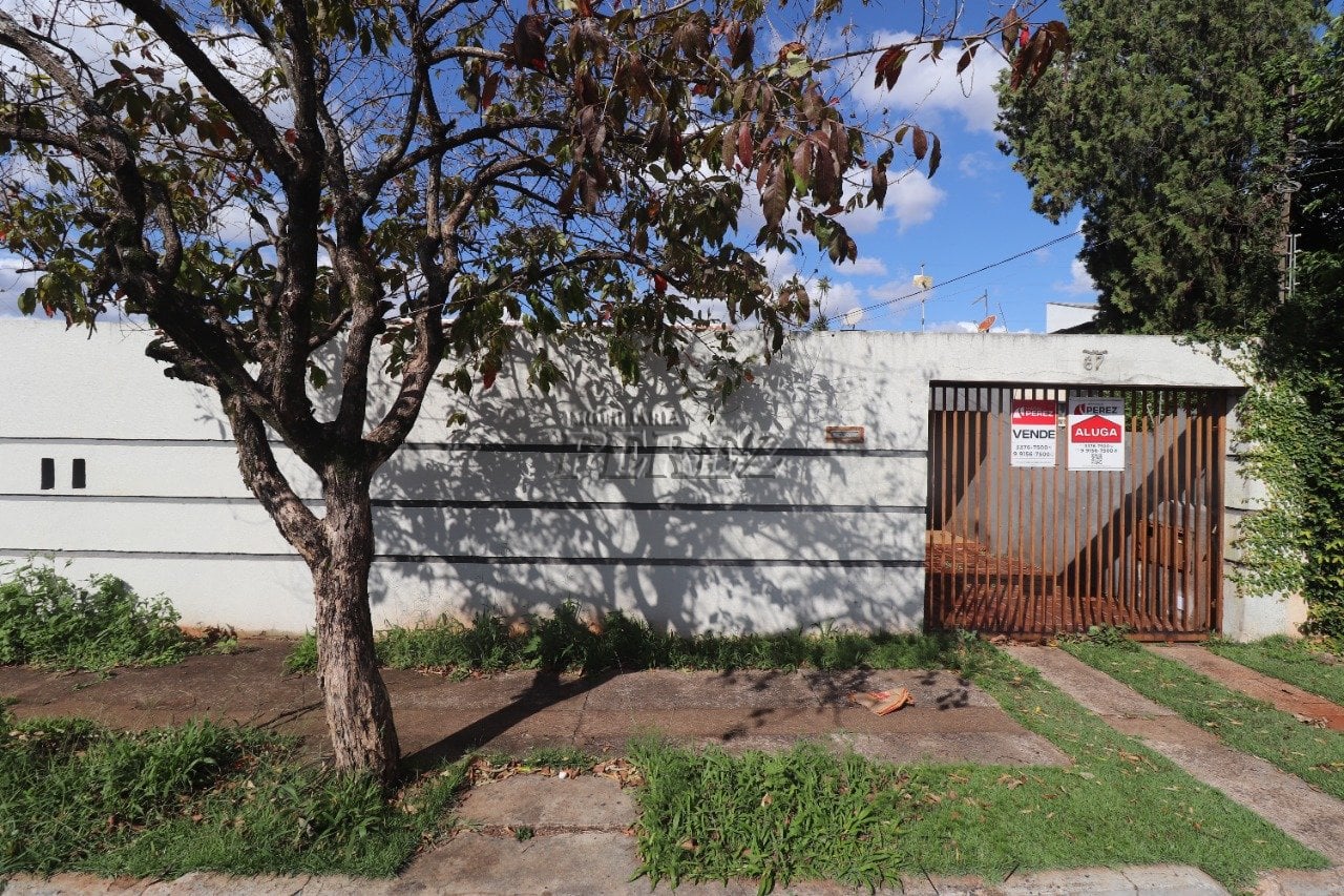 Casa à venda e locação no Jardim Ideal, região leste de Londrina.